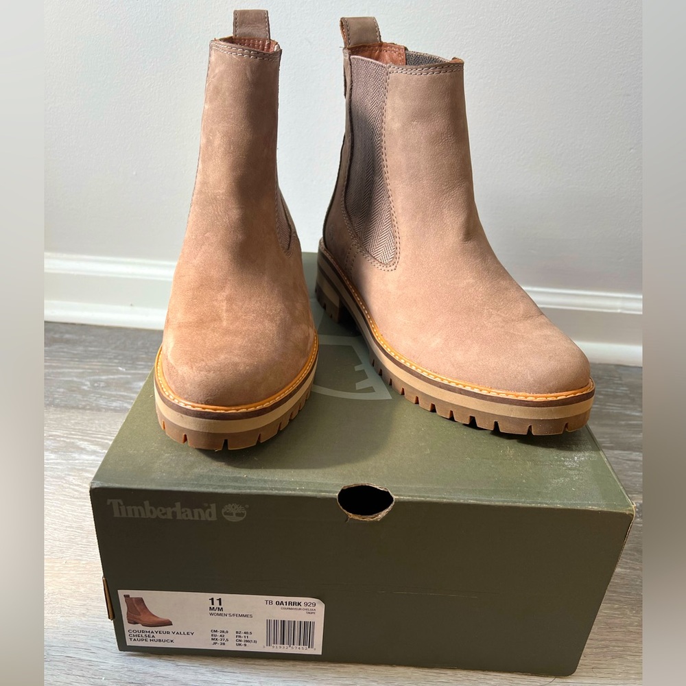 Gently used Women’s Timberland Courmayeur Chelsea boots size 11